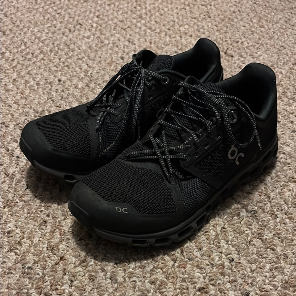 On Running Black Athletic Shoes with Durable Sole